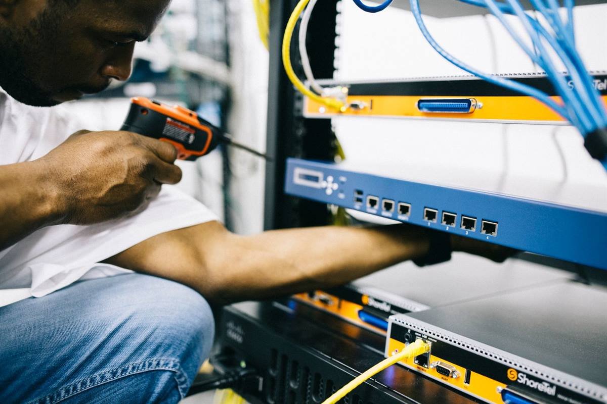 Zespół Uni-System podczas montażu systemów zabezpieczeń