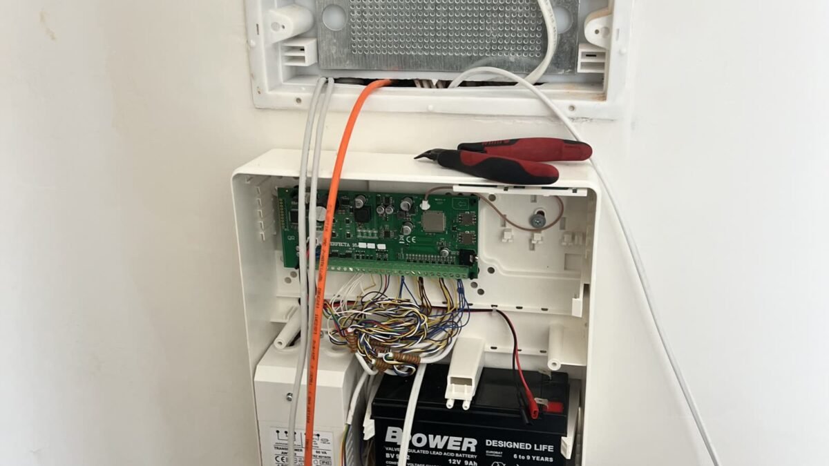System alarmowy — centrala z zasilaniem awaryjnym
