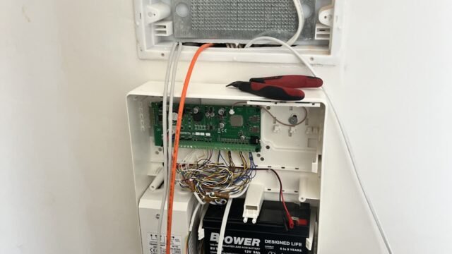 System alarmowy — centrala z zasilaniem awaryjnym
