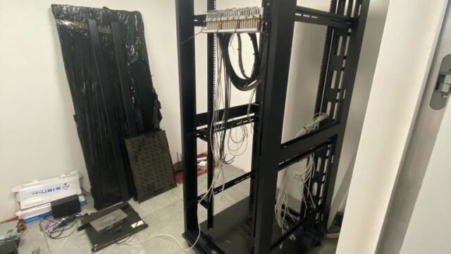 Serwerownia — szafa rack w obiekcie biurowym