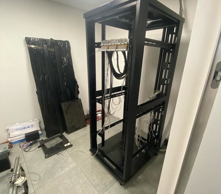 Serwerownia — szafa rack w obiekcie biurowym